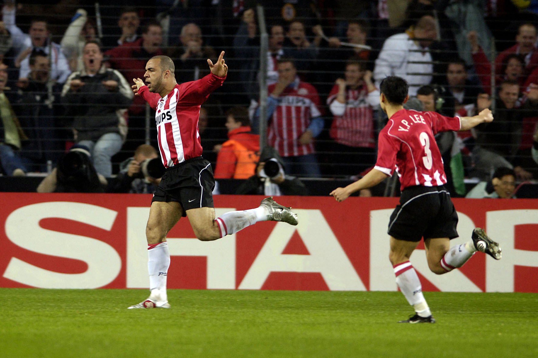 Alex viert zijn goal tegen Olympique Lyon