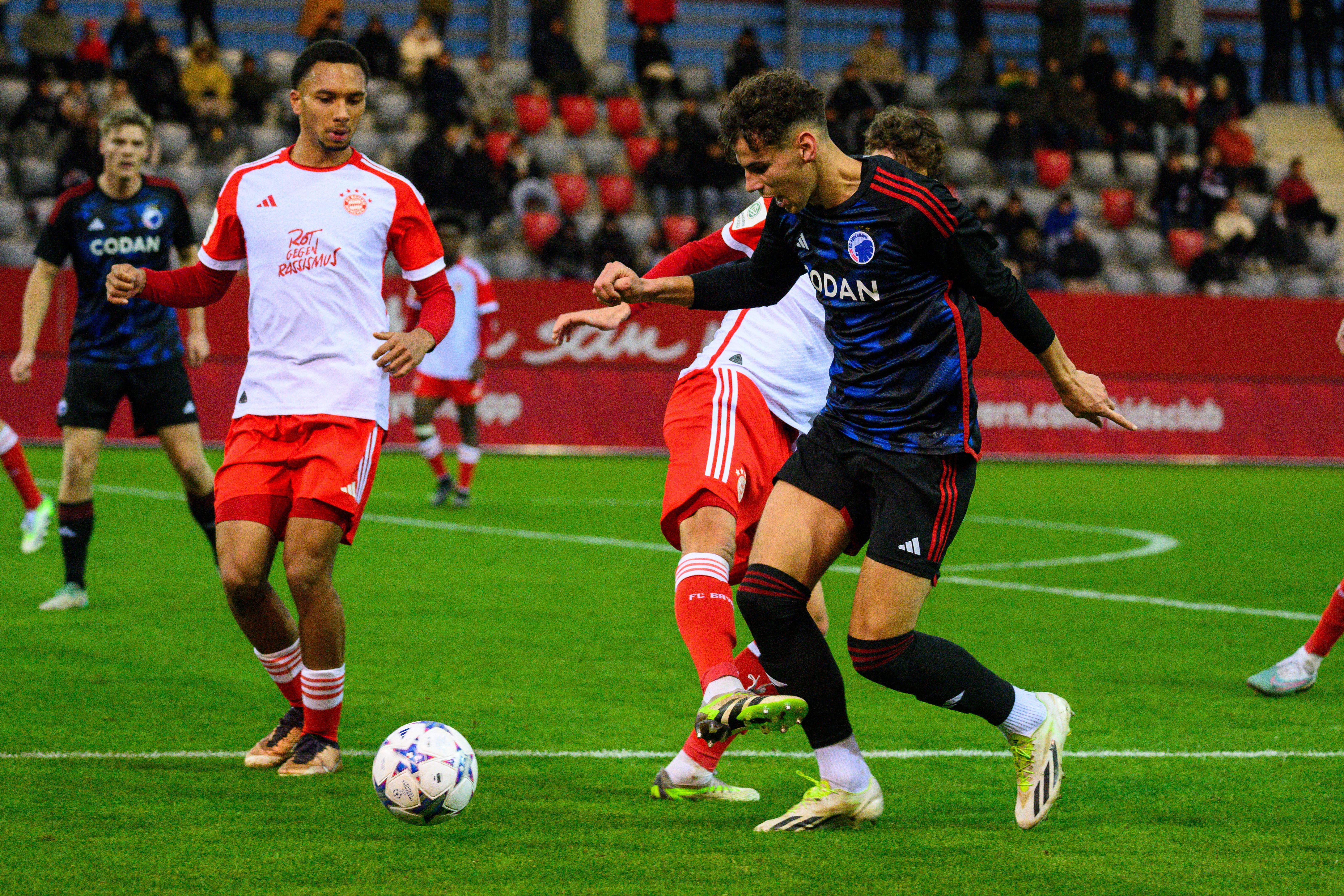 Amin Chiakha tegen FC Bayern Munchen in de UEFA Youth League