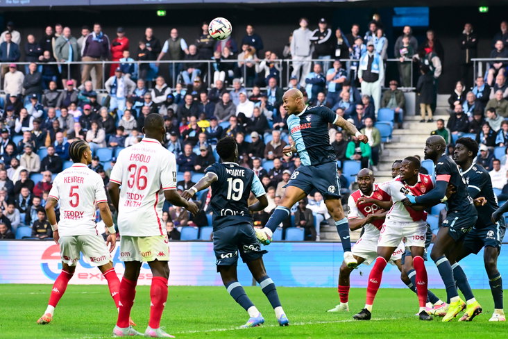 Andre Ayew gaat een kopduel aan