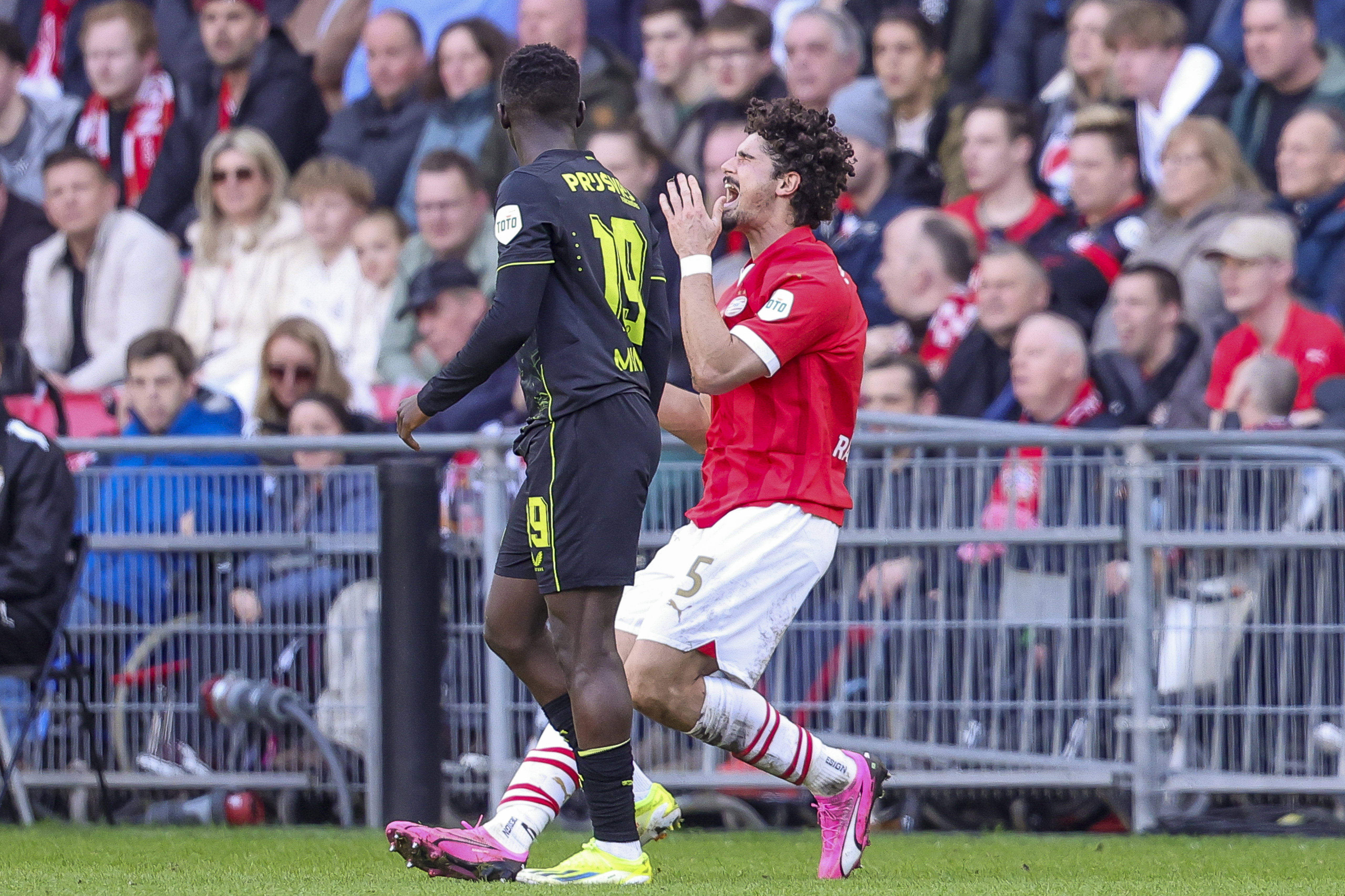 Andre Ramalho gaat naar de grond