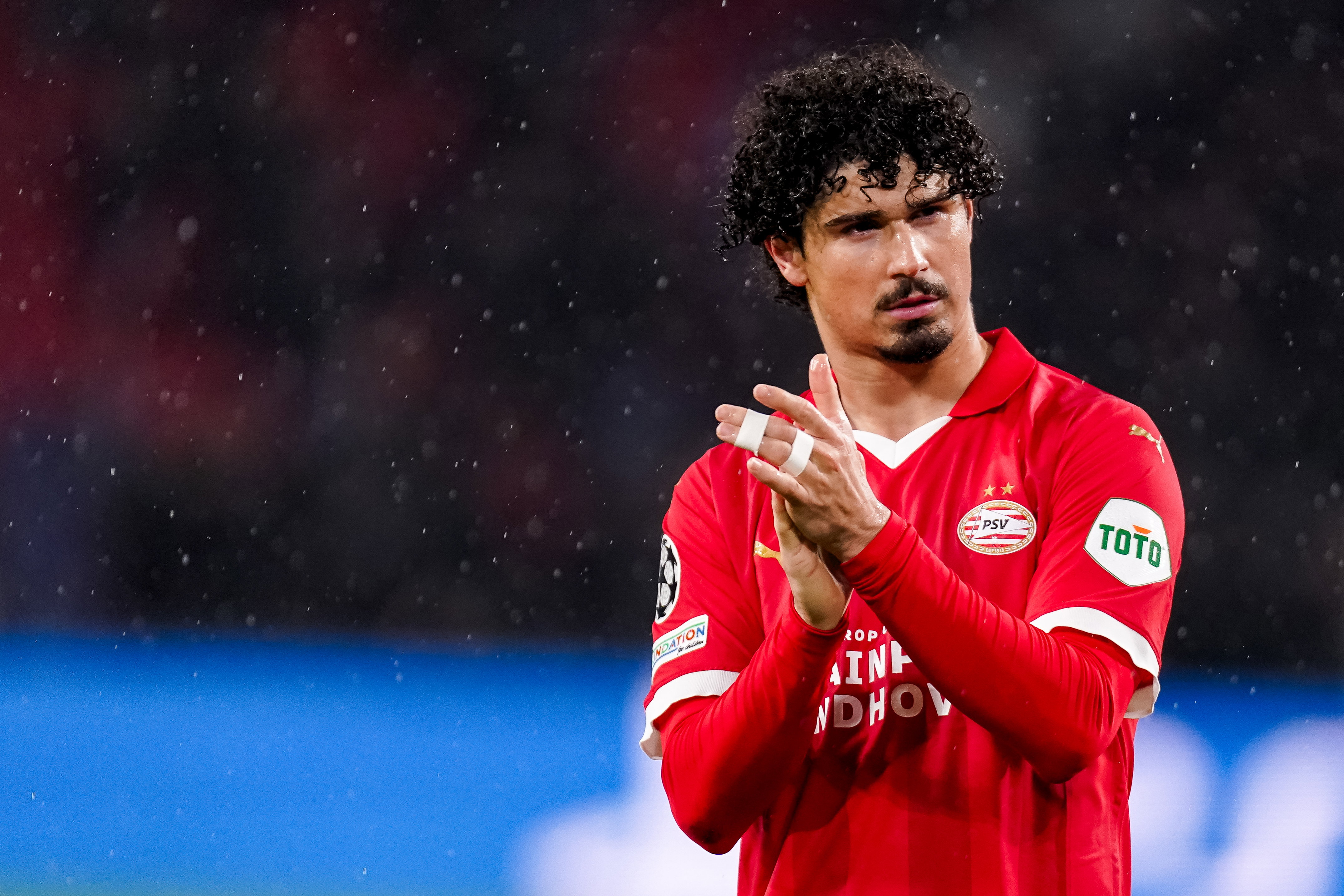 Andre Ramalho viert de zege op RC Lens