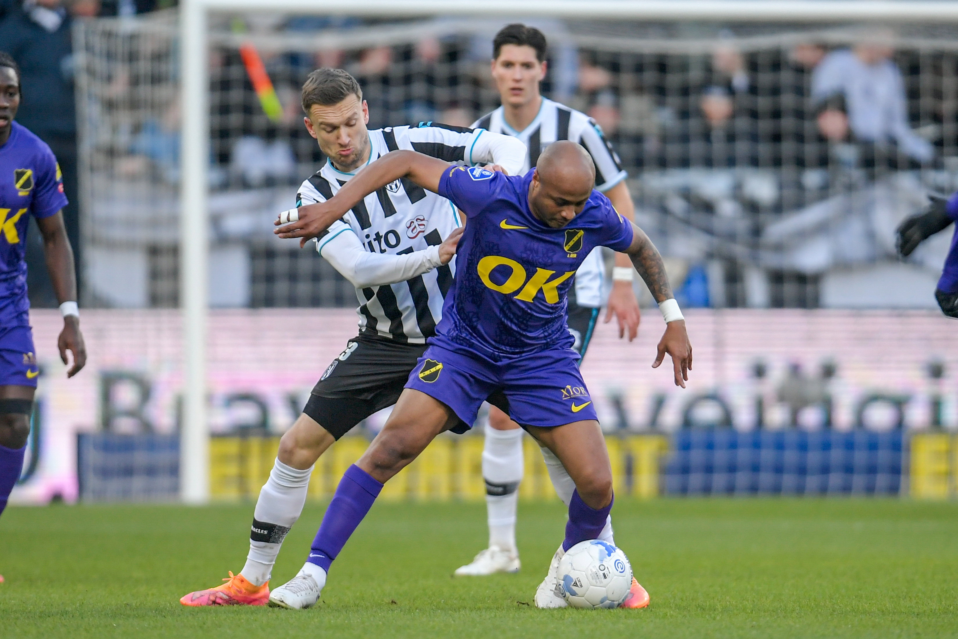 Andrew Ayew strijdt om de bal