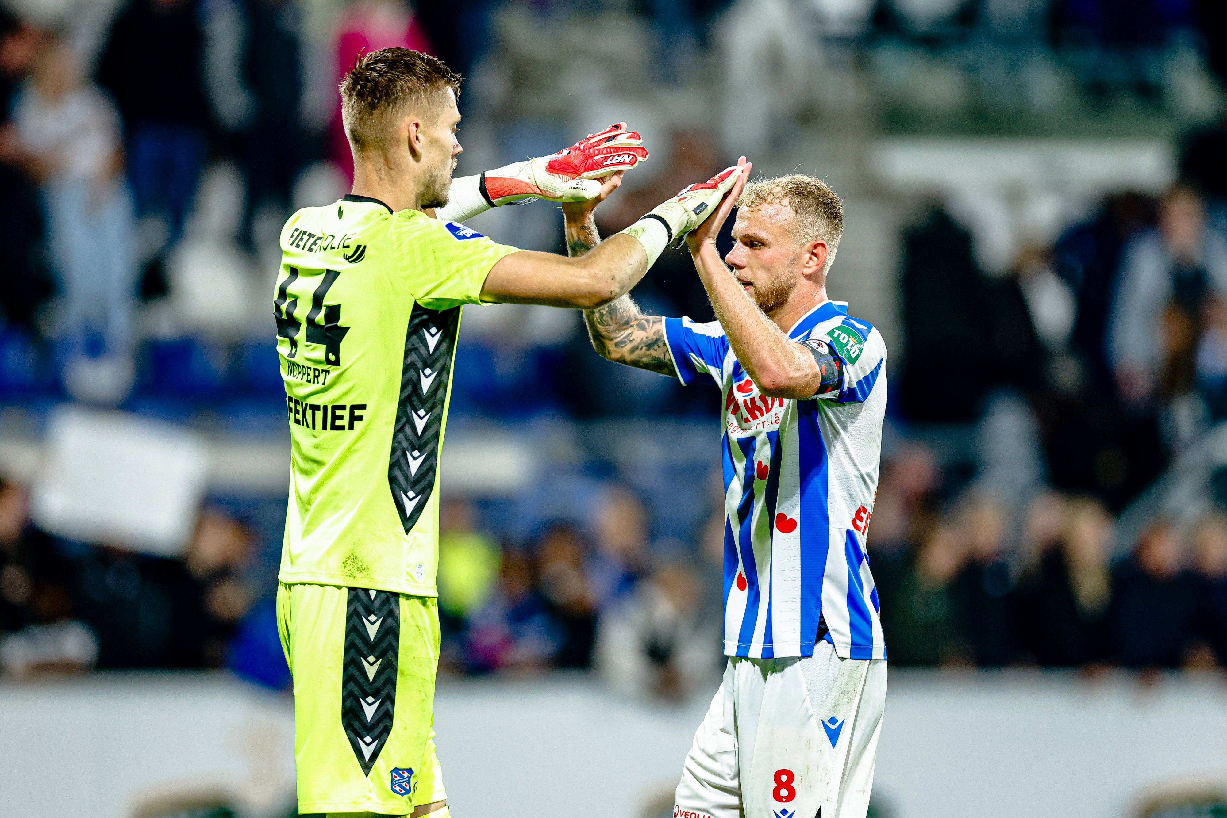 Andries Noppert en Luuk Brouwers feliciteren elkaar met de overwinning op Sparta