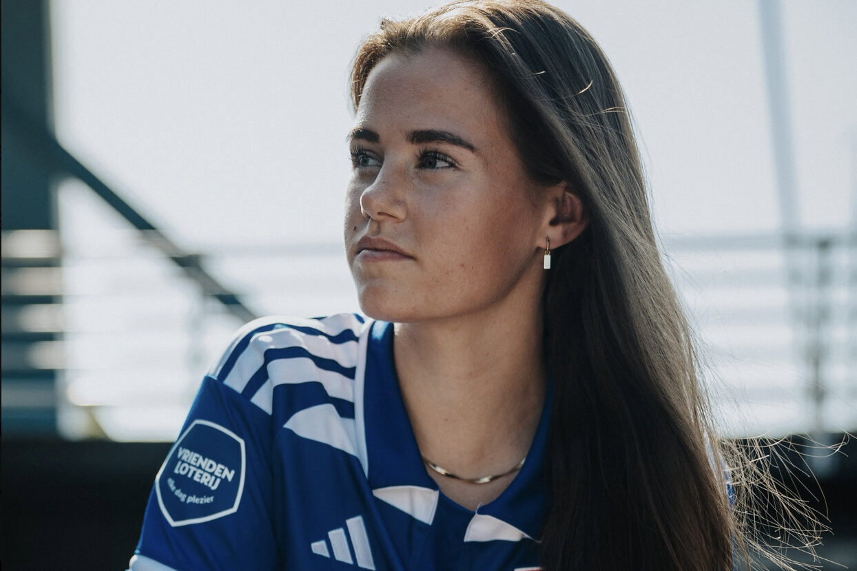 Aniek Janssen in het nieuwe thuisshirt van PEC Zwolle