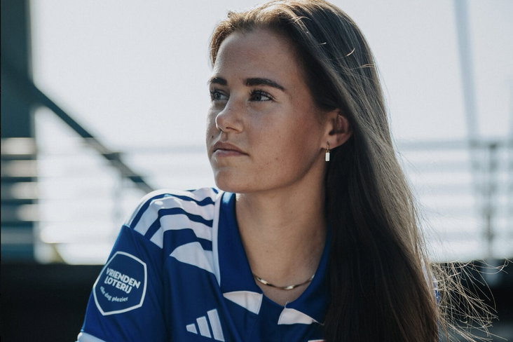 Aniek Janssen in het nieuwe thuisshirt van PEC Zwolle