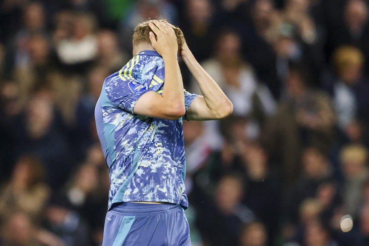Anton Gaaei verbergt zich in zijn shirt