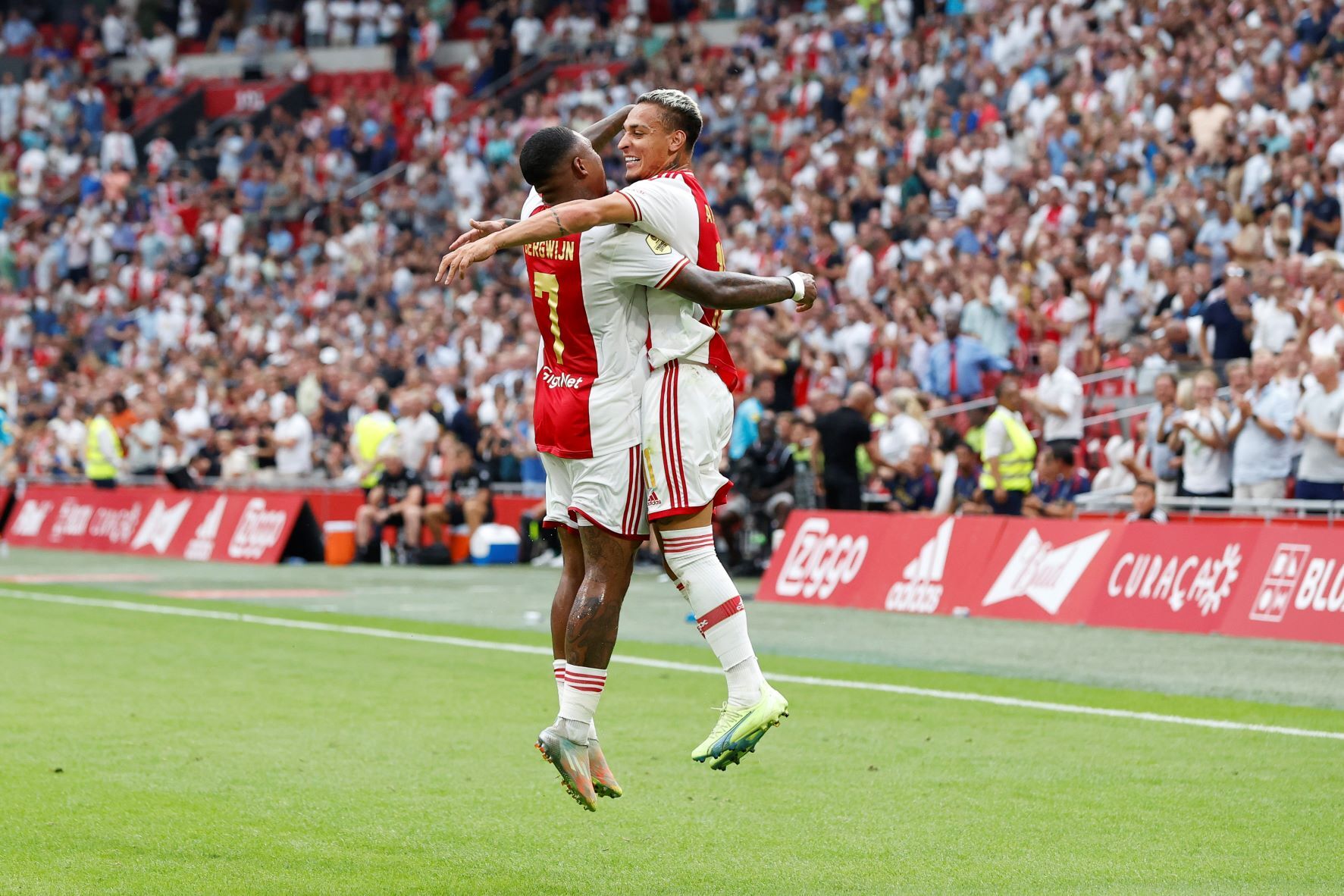 Antony en Steven Bergwijn vieren een doelpunt