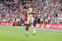 Antony en Steven Bergwijn vieren een doelpunt