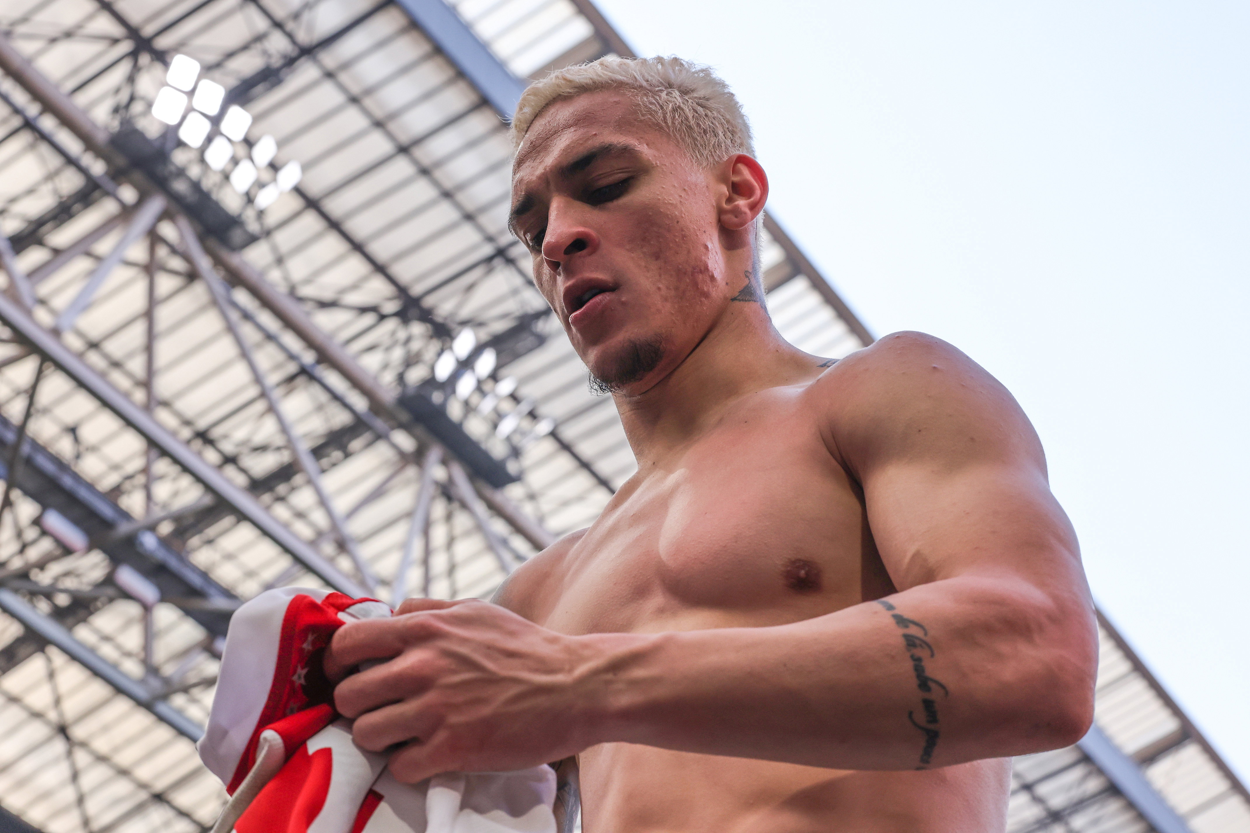 Antony juicht na zijn winnende treffer tegen Feyenoord