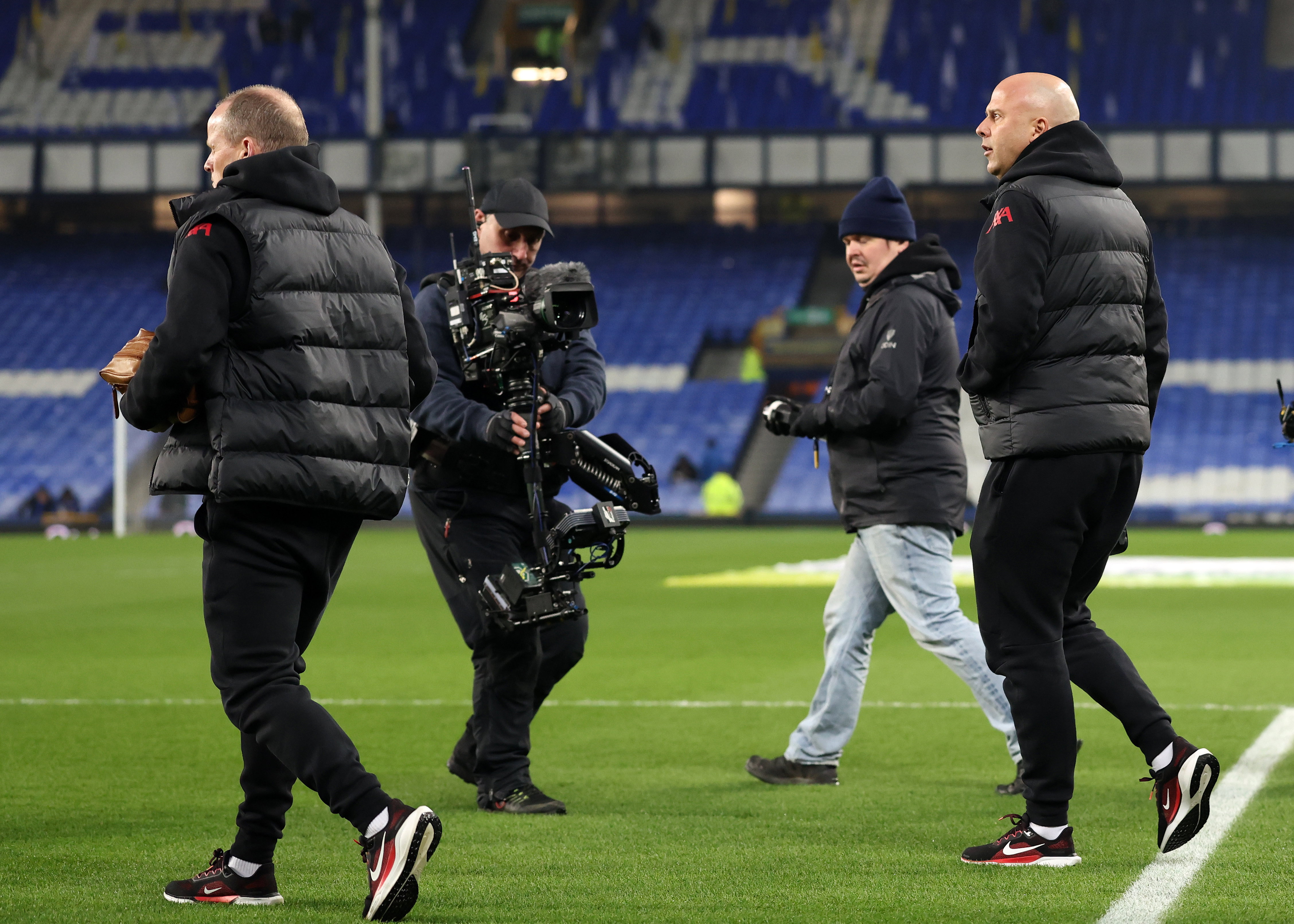 Arne Slot loopt het veld op