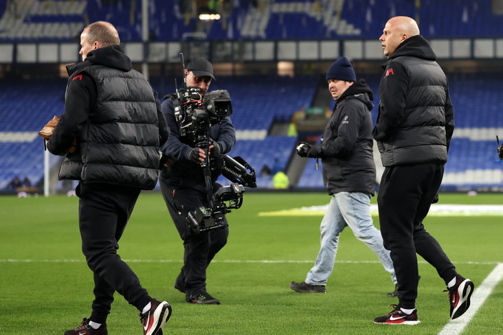 Arne Slot loopt het veld op