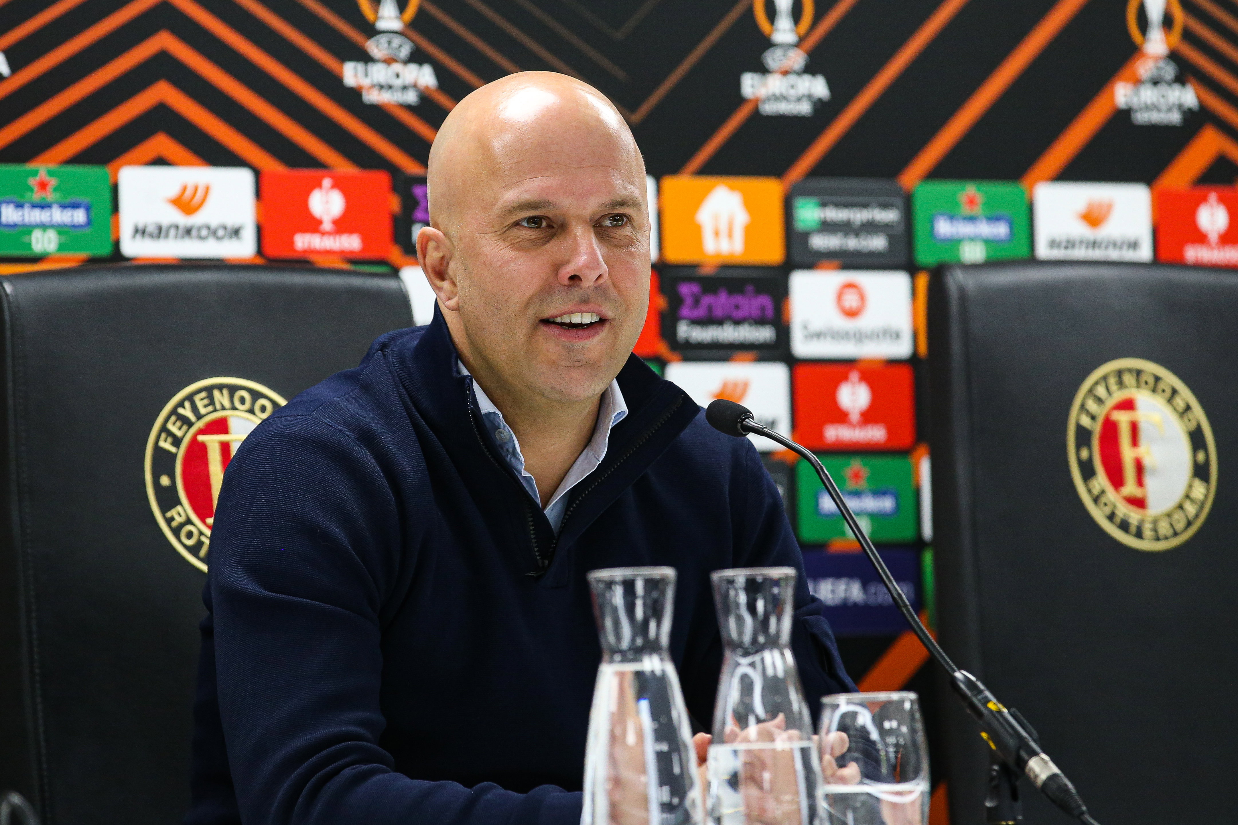 Arne Slot op een persconferentie