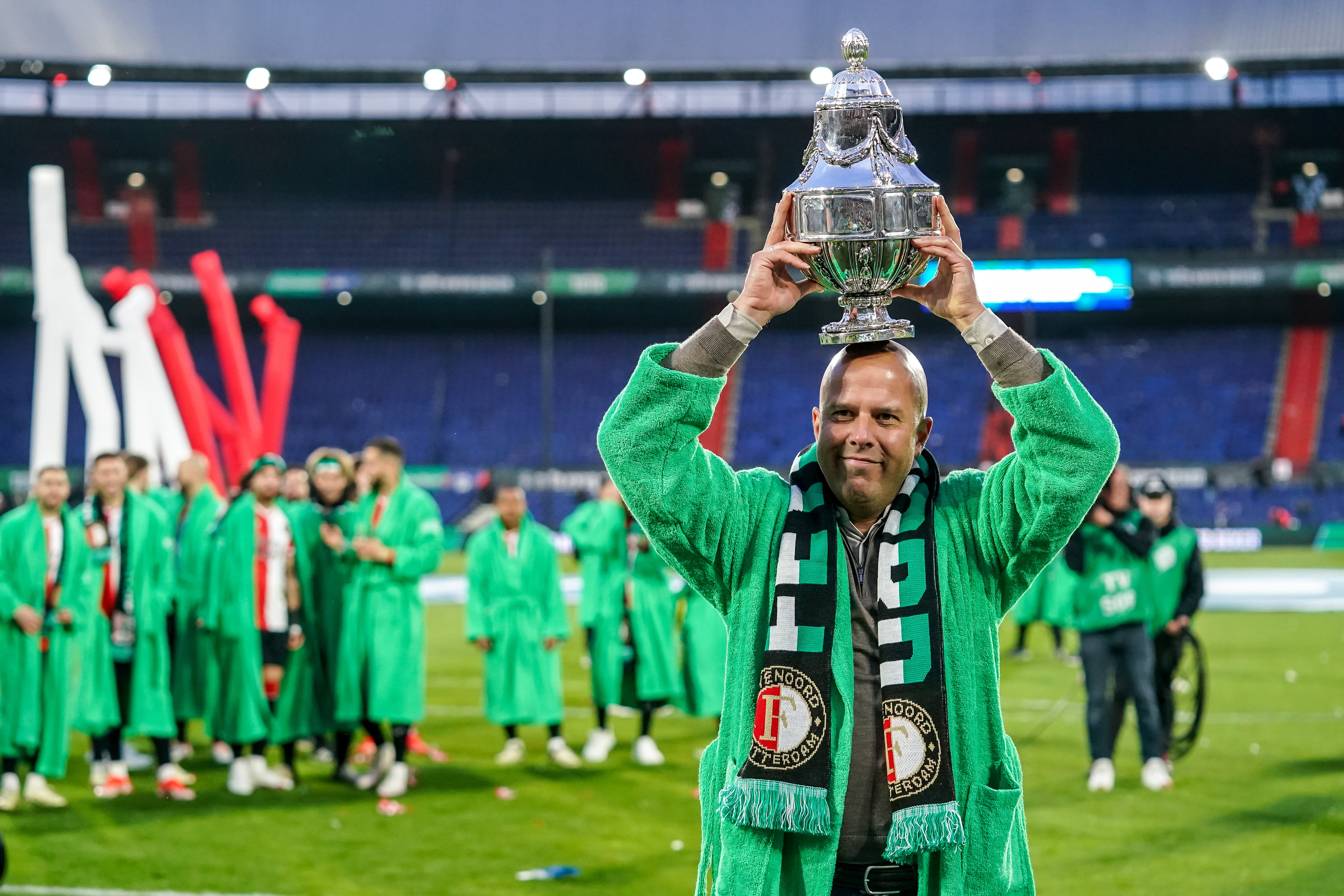 Arne Slot toont de KNVB Beker