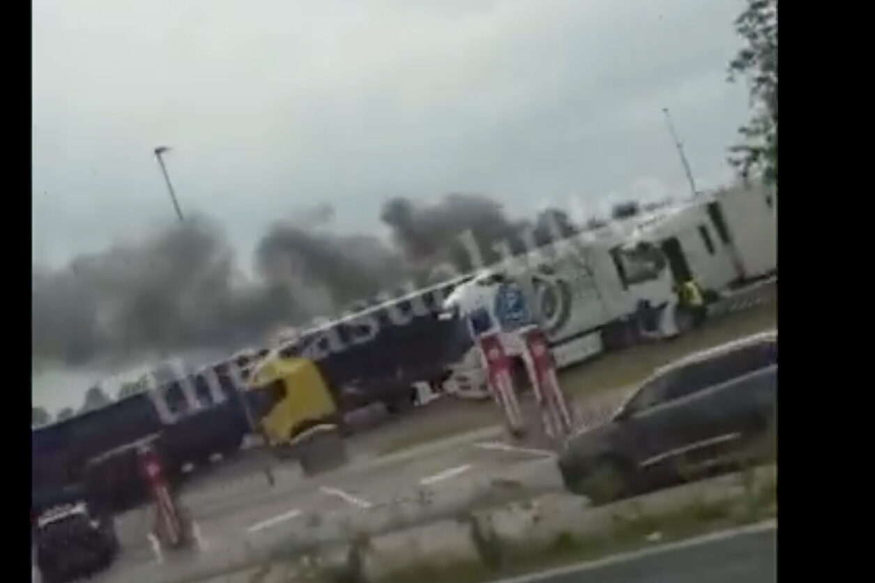 'Auto van Feyenoord-fan in brand gestoken'