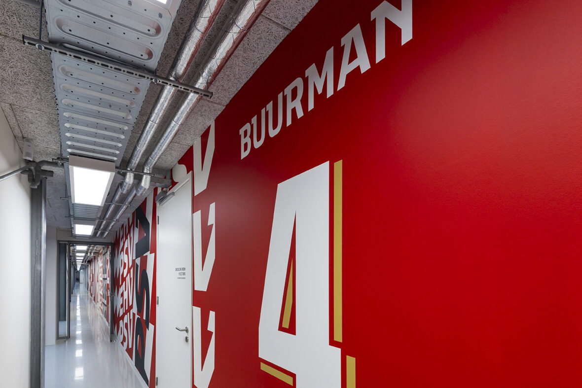 De naam en het rugnummer van Veerle Buurman in TenCate Stadion De Herdgang