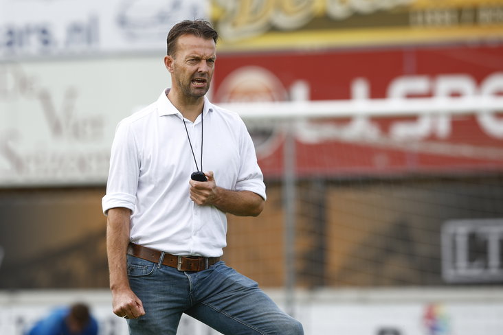 Barry Opdam als assistent trainer van FC Lisse