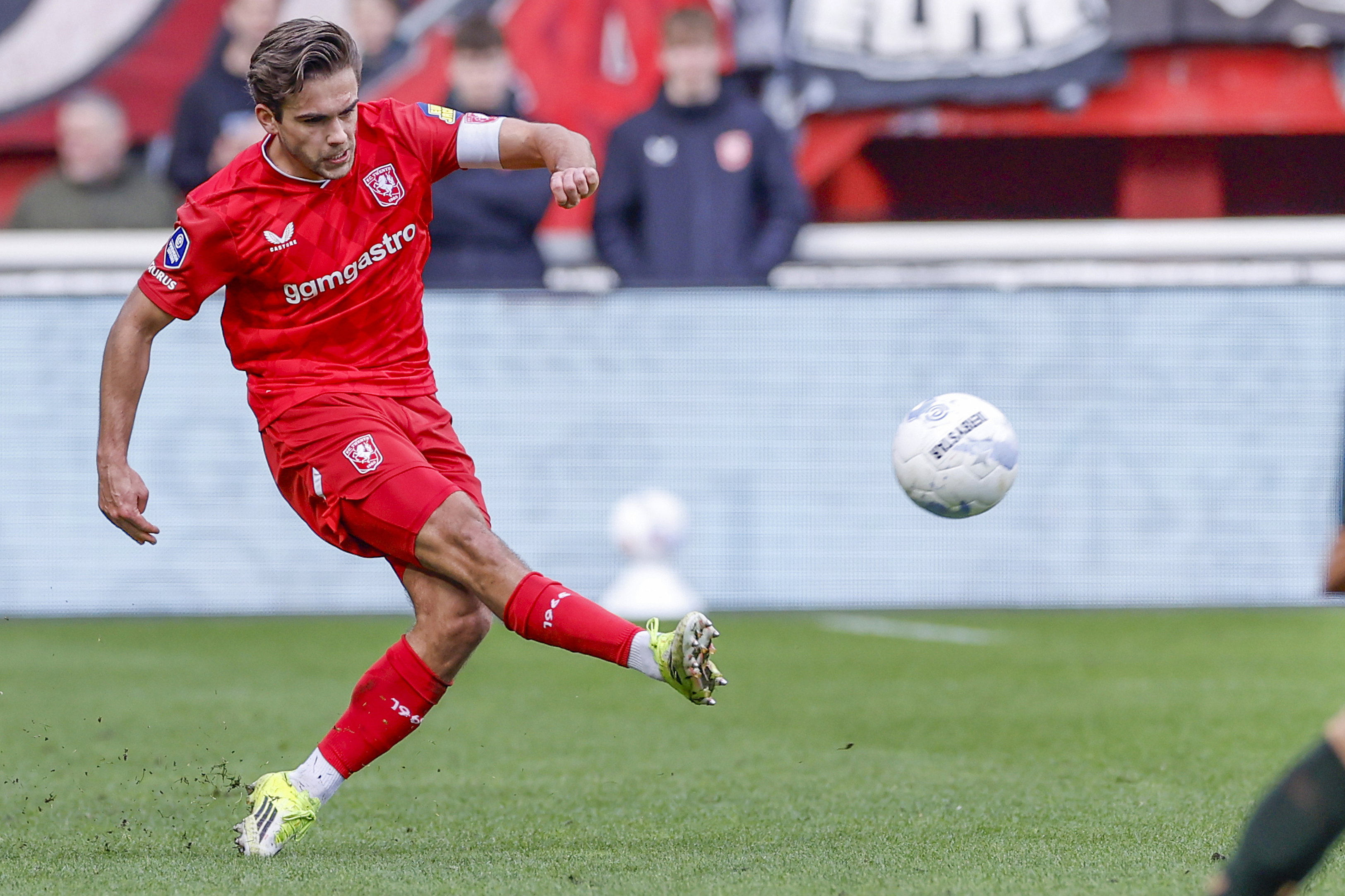 Bart van Rooij aan de bal tegen FC Utrecht