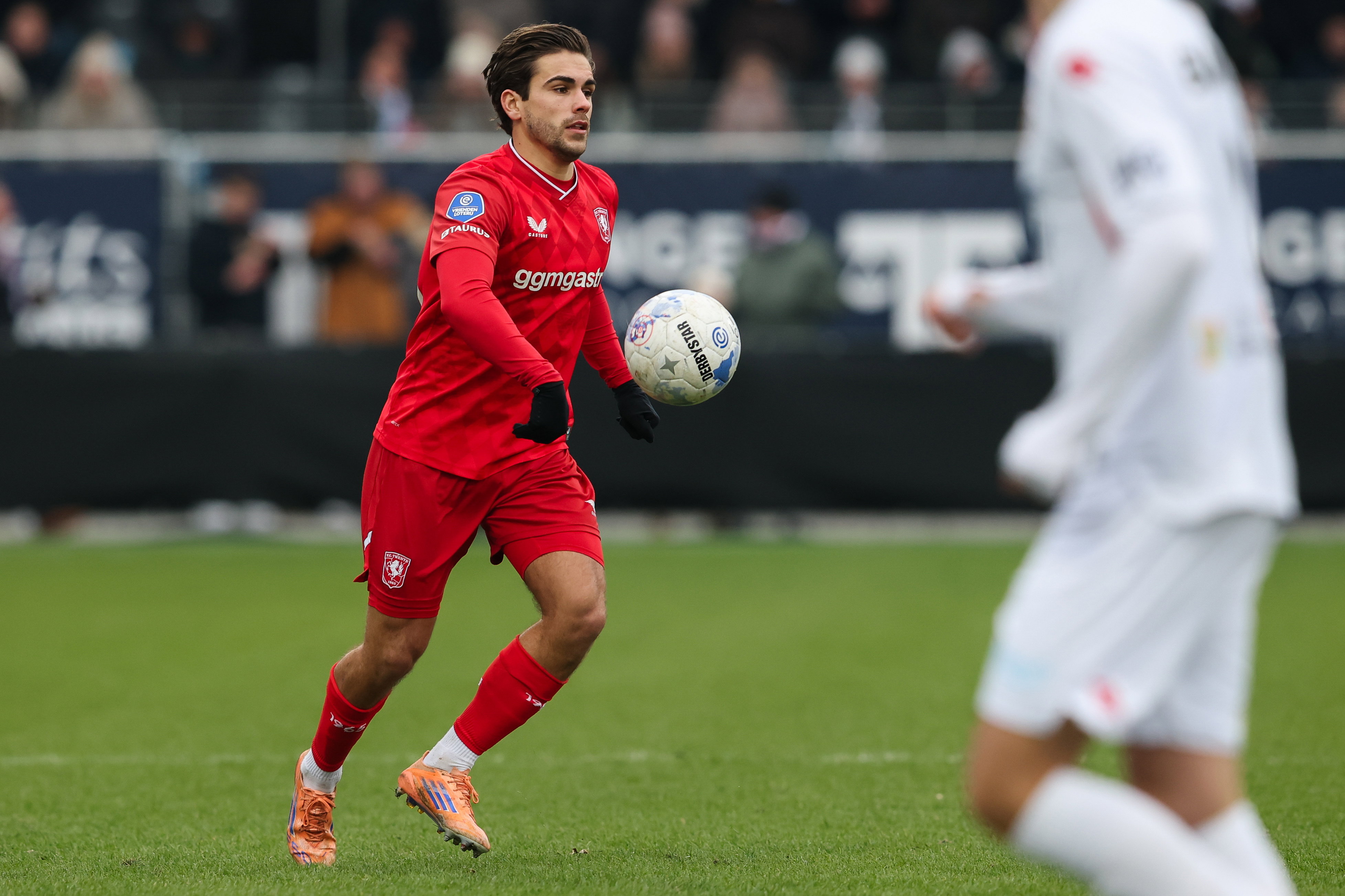 Bart van Rooij aan de bal tegen Telstar
