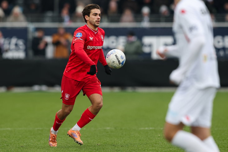 Bart van Rooij aan de bal tegen Telstar