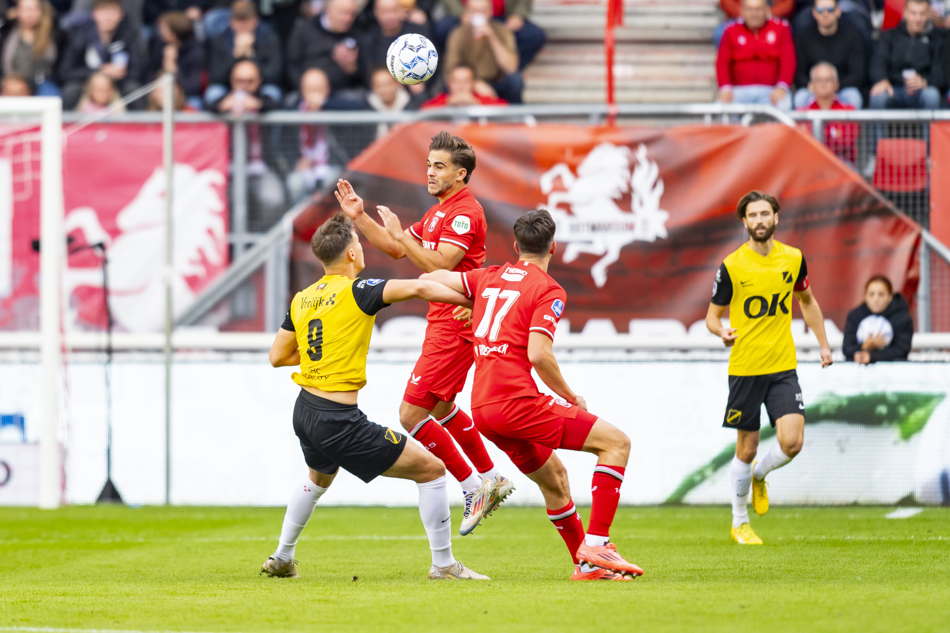 Bart van Rooij in duel tegen NAC Breda
