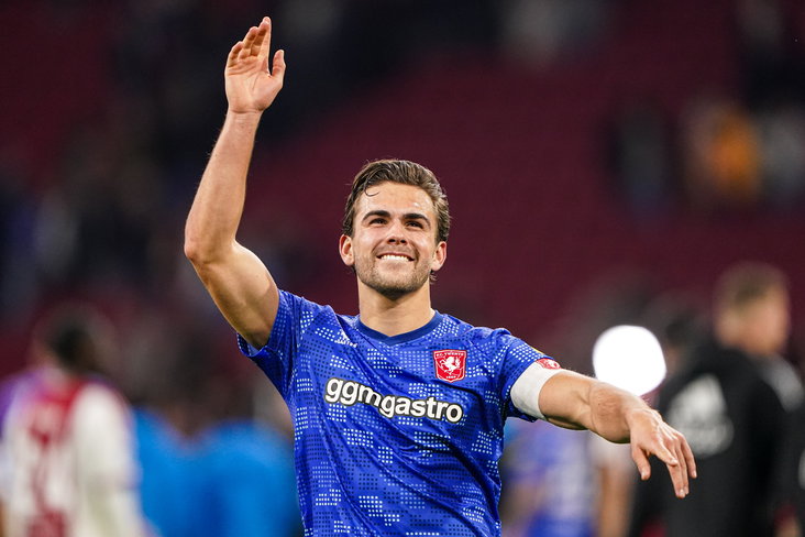 Bart van Rooij viert de overwinning met de fans