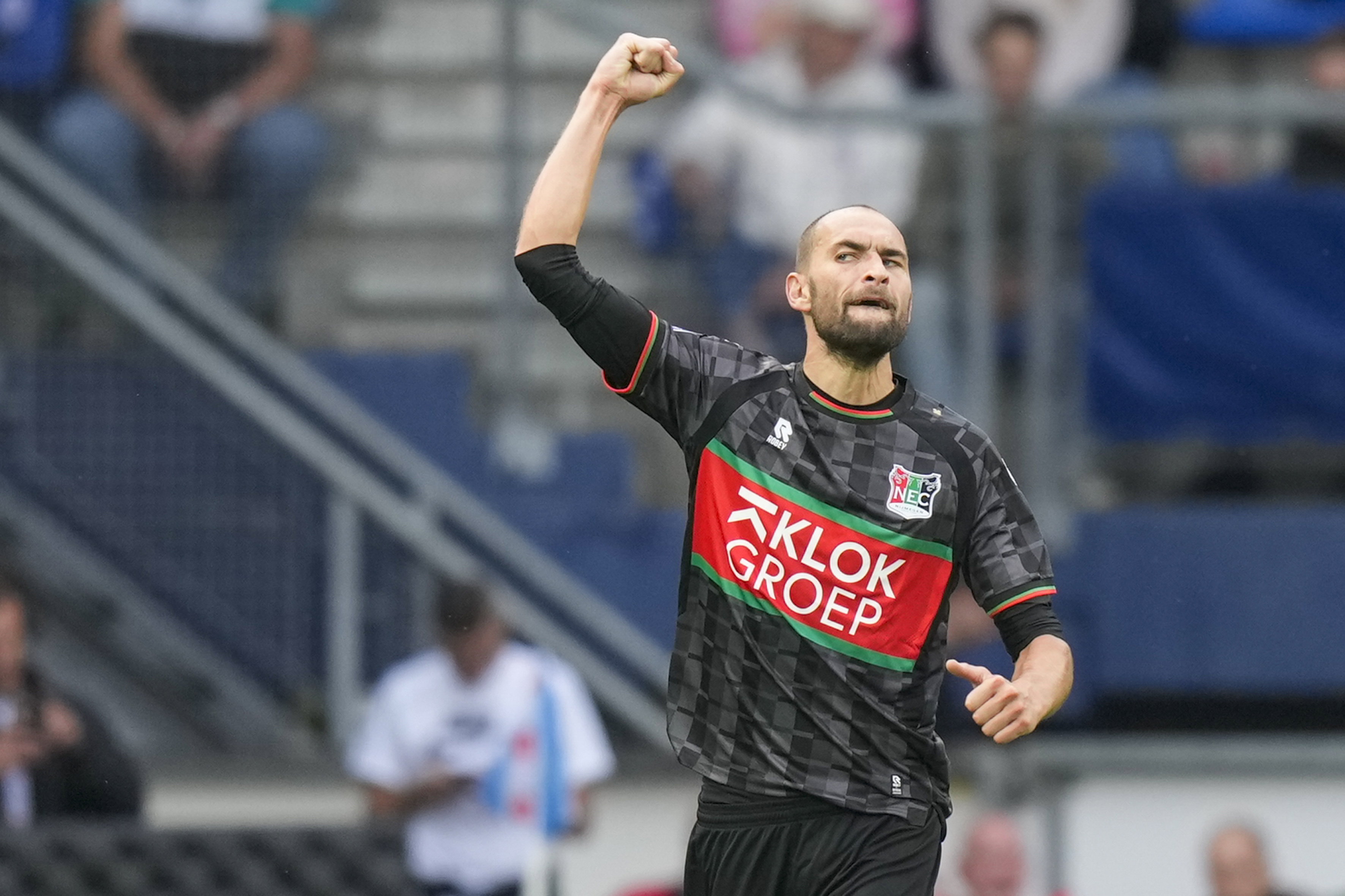 Bas Dost juicht na zijn doelpunt tegen SC Heerenveen