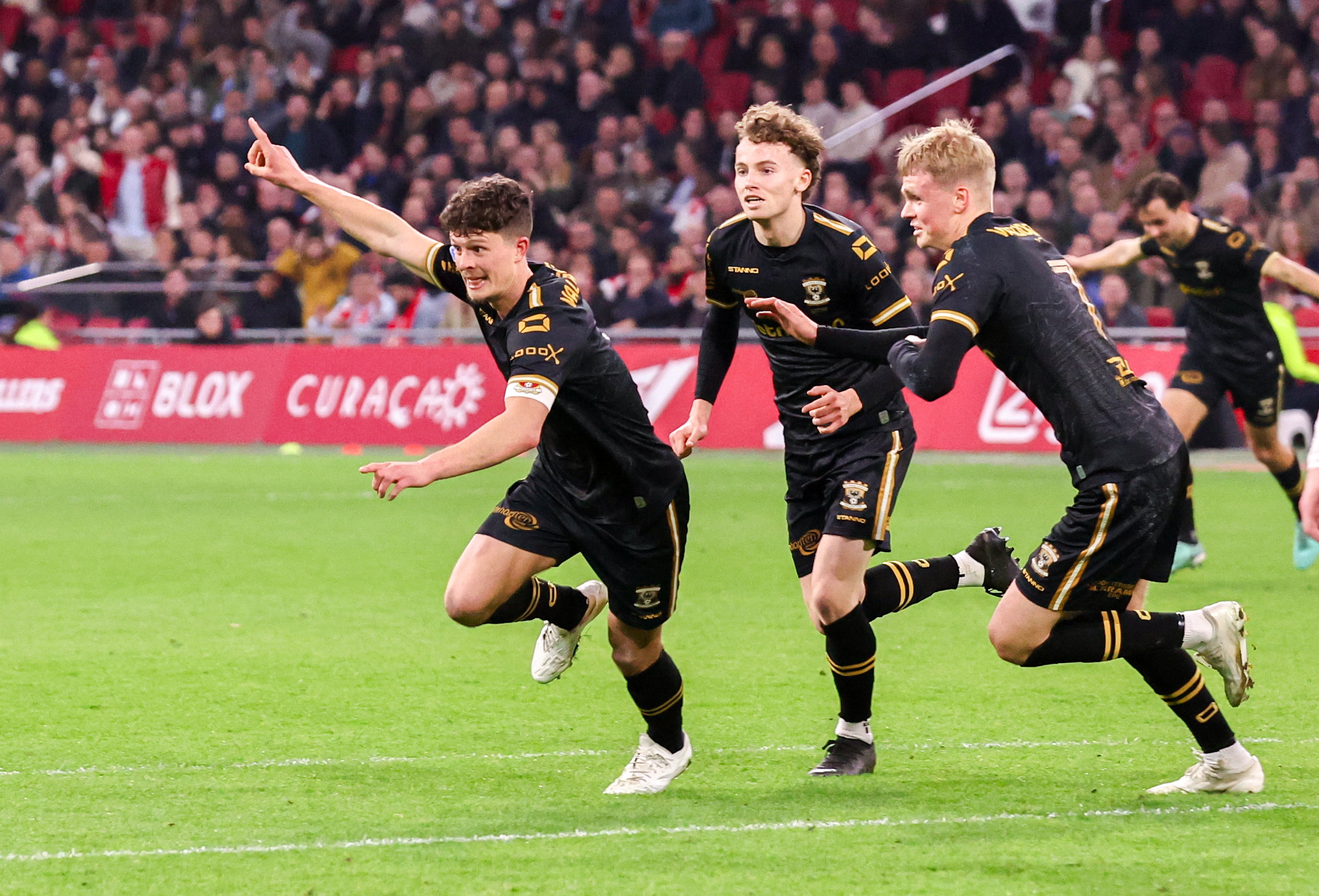 Bas Kuipers viert de gelijkmaker tegen Ajax