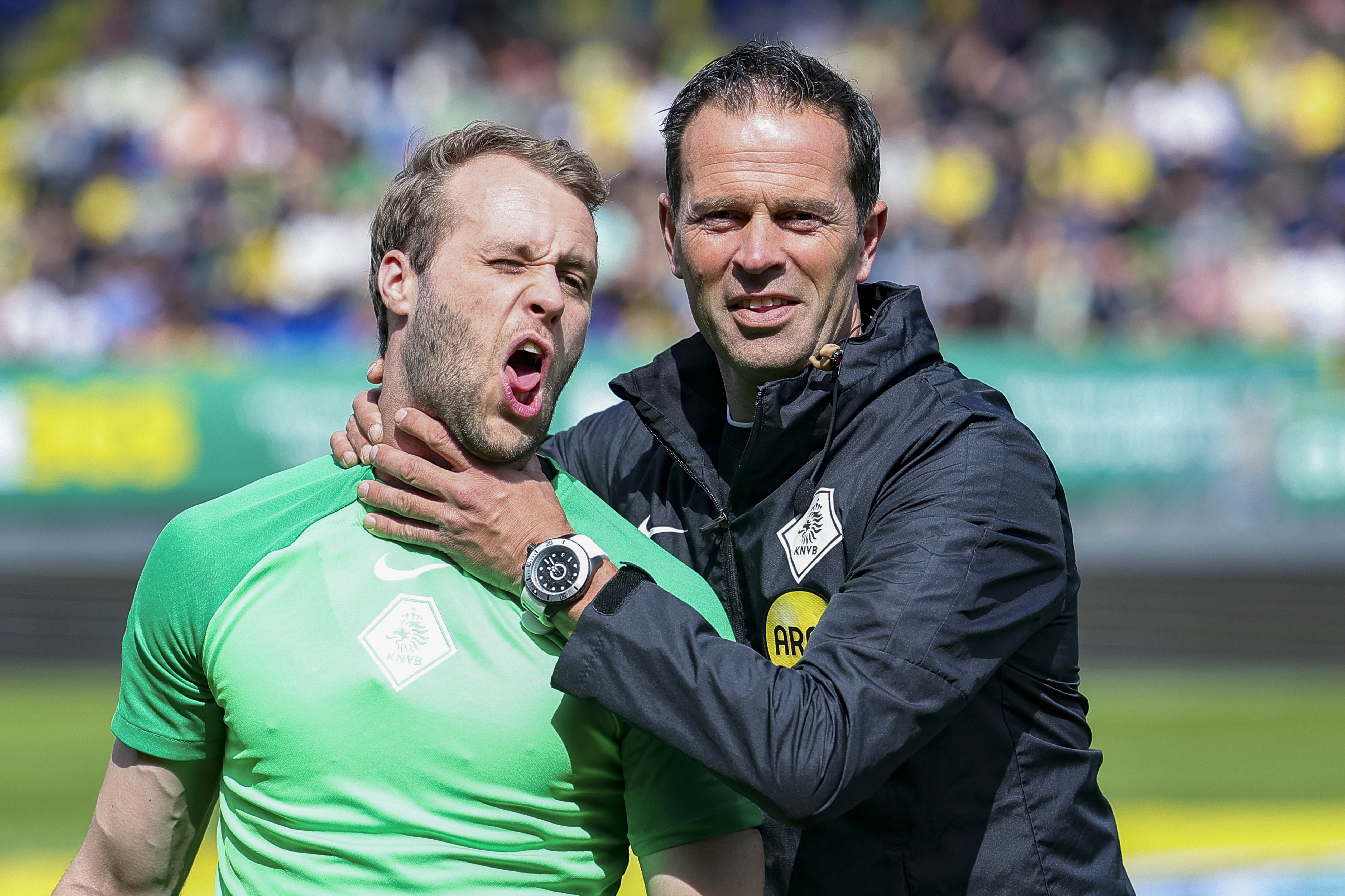 Bas Nijhuis dolt met zijn assistent Mark Janssen