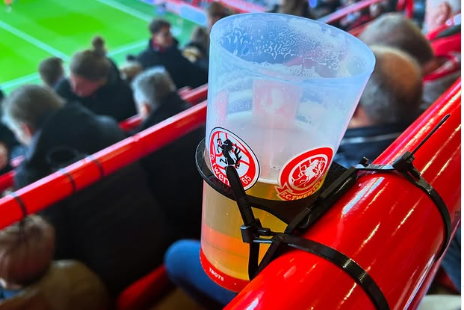 Bekerhanger in de Grolsch Veste