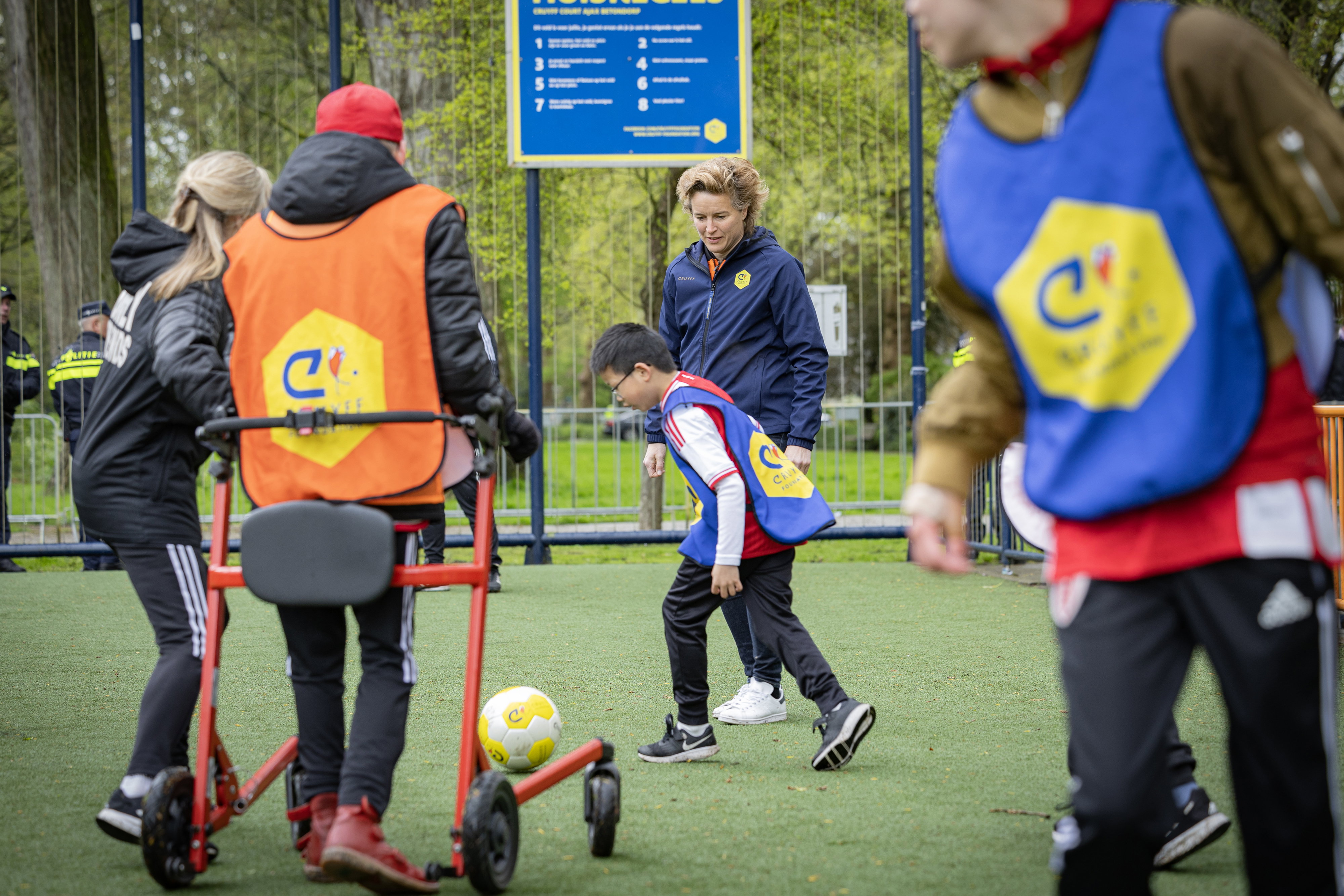Daphne Koster bij het bezoek aan het Cruyff Court