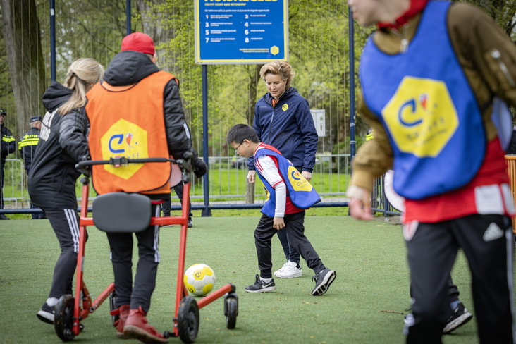 Daphne Koster bij het bezoek aan het Cruyff Court
