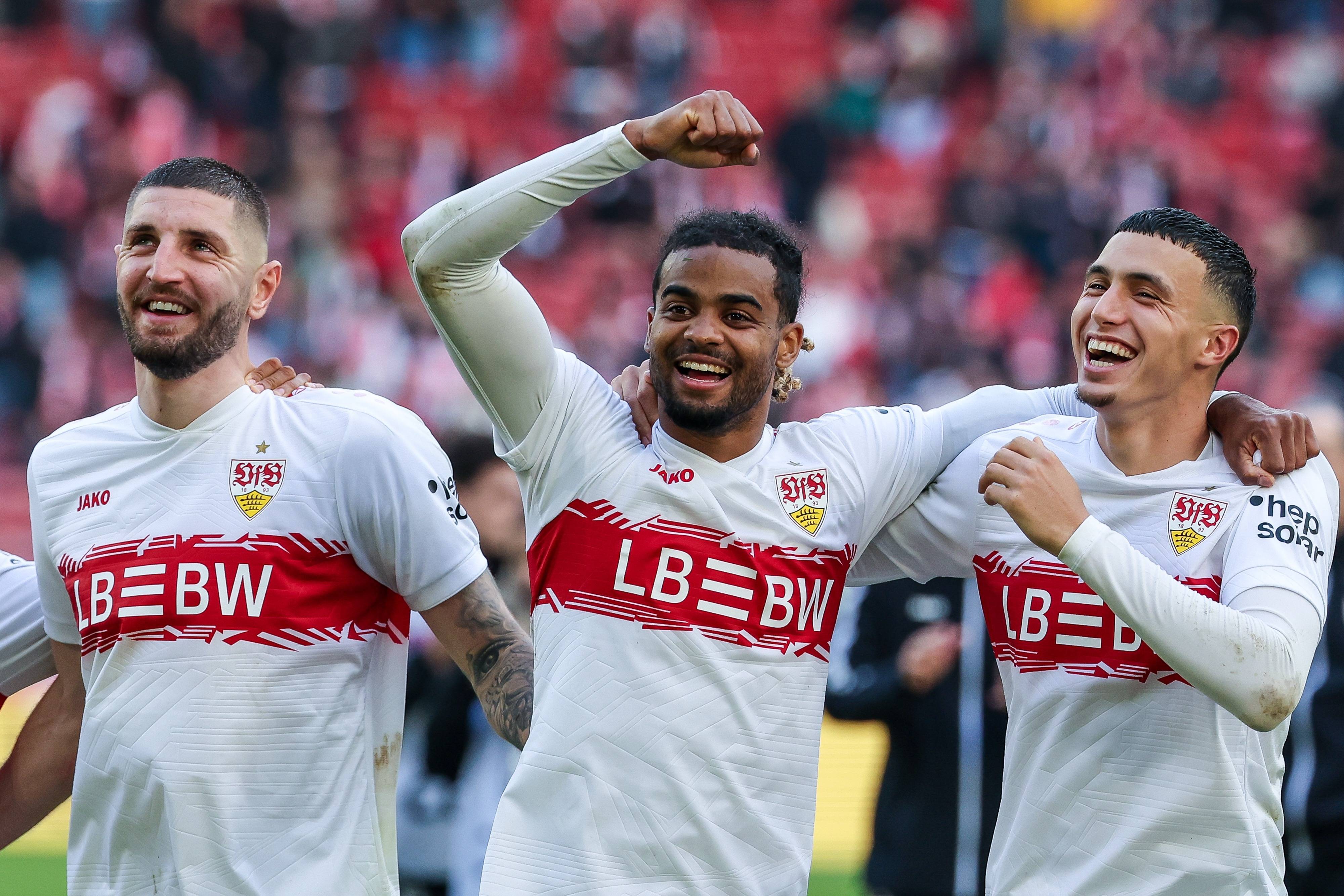 Bilal El Khannouss en andere Vf B Stuttgart spelers vieren een goal