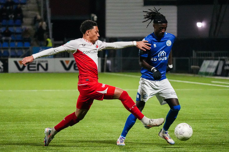 Bjorn Menzo in actie tegen FC Den Bosch