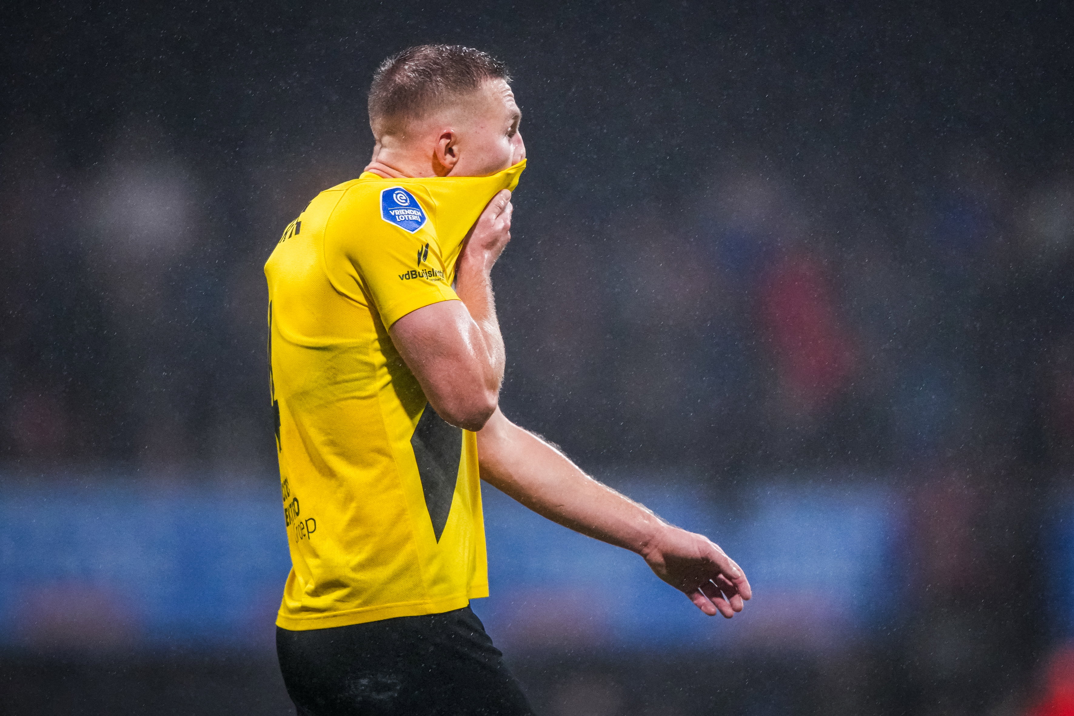 Boy Kemper trekt zijn shirt omhoog