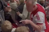 Boze Ajax-supporter spreekt juichende FC Utrecht-fan toe