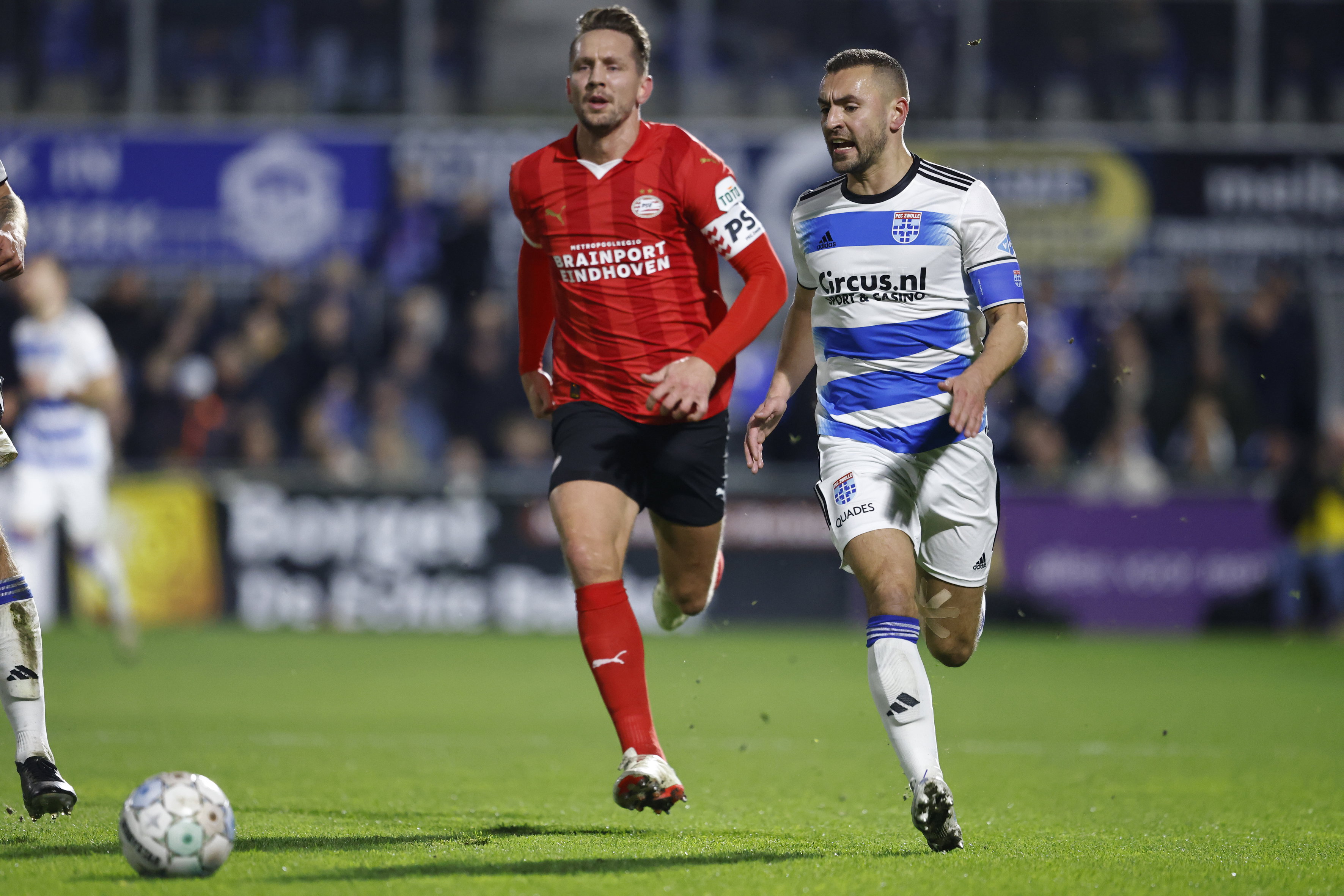 Bram van Polen en Luuk de Jong sprinten naar de bal
