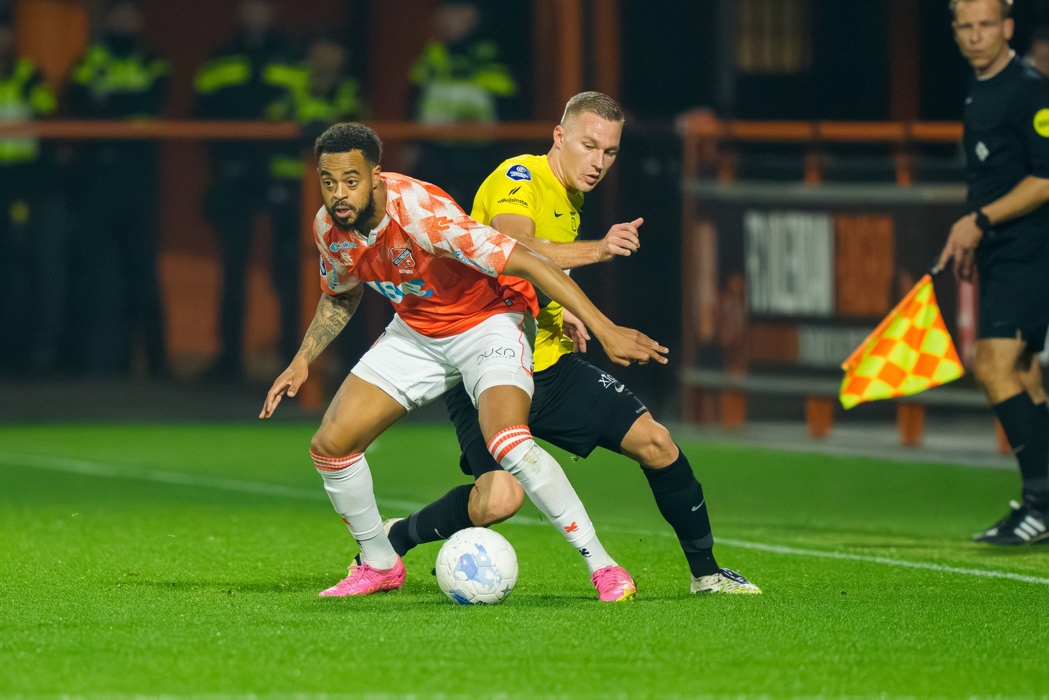 Brandley Kuwas en Boy Kemper duelleren