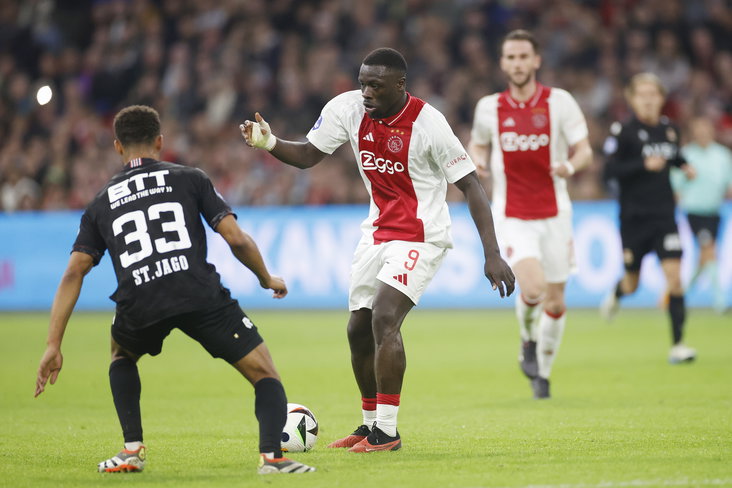 Brian Brobbey aan de bal