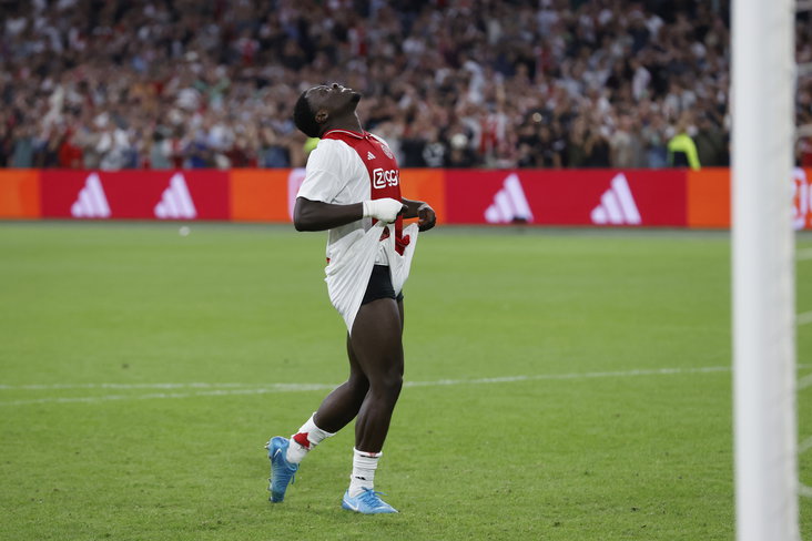 Brian Brobbey baalt na een gemiste strafschop