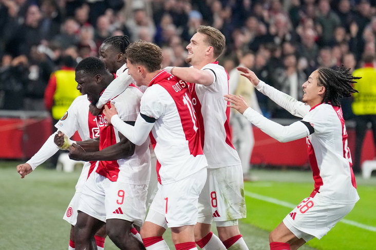 Brian Brobbey scoort en viert feest met zijn ploeggenoten