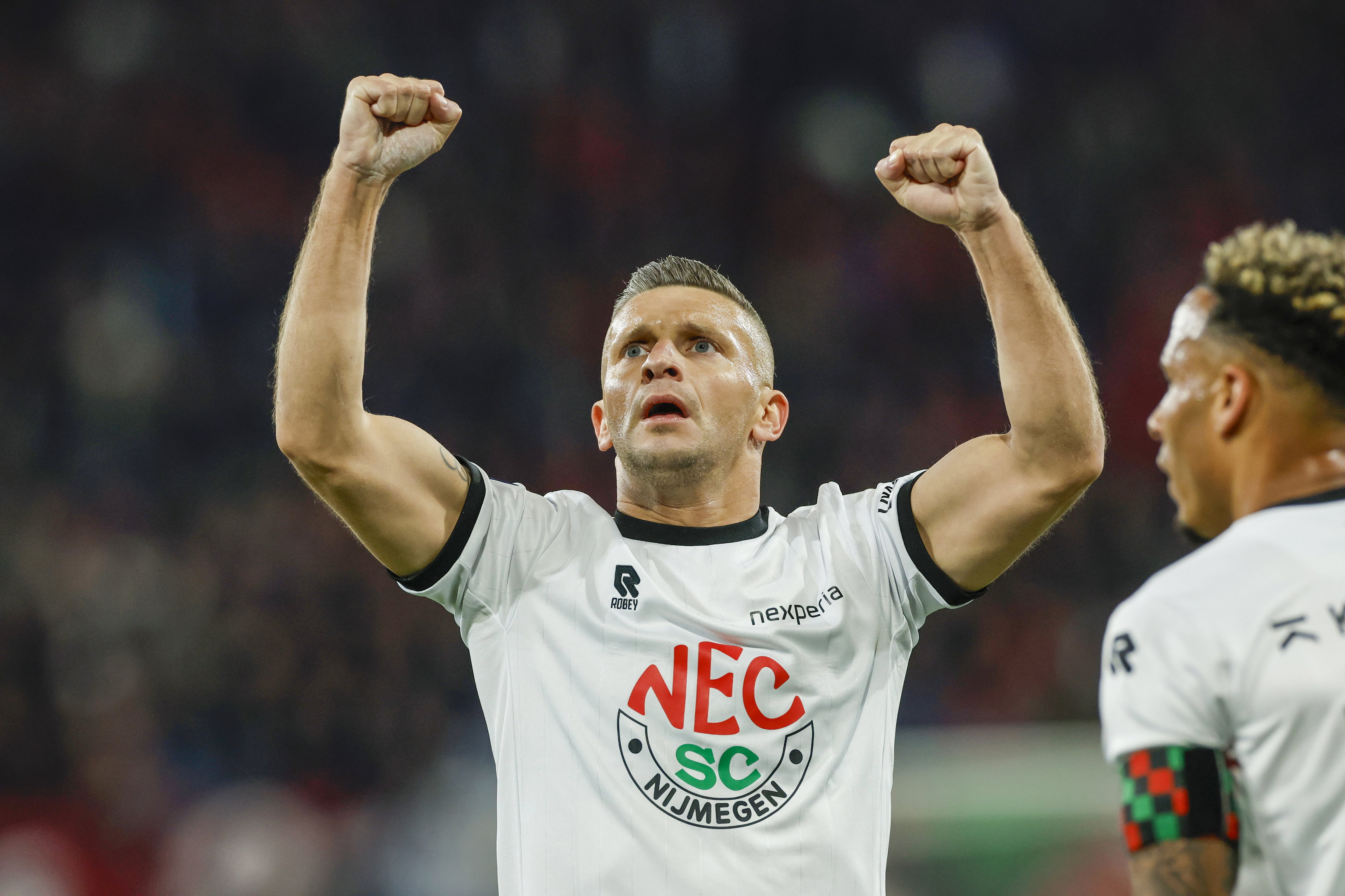 Bryan Linssen juicht na zijn goal
