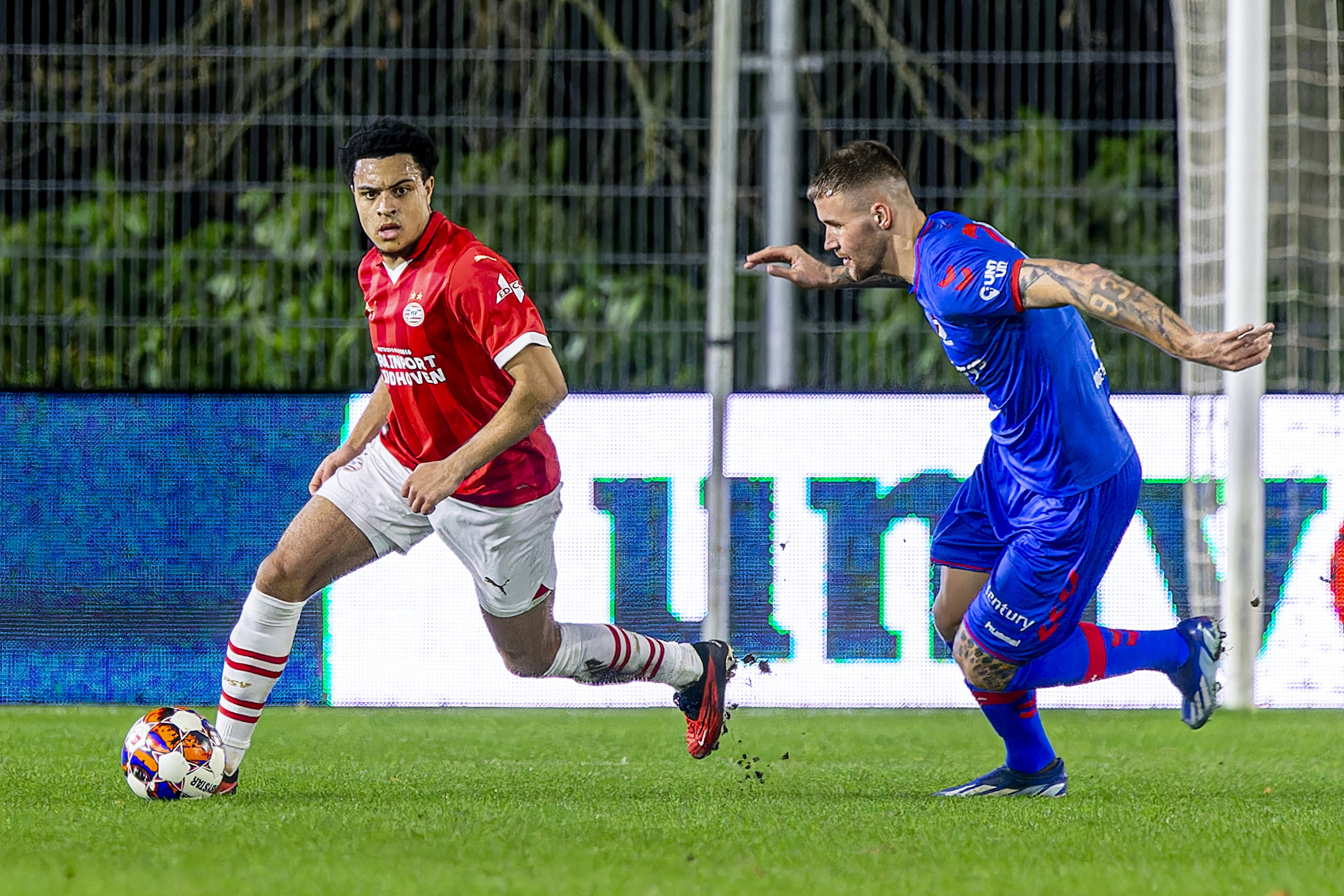CJ Egan-Riley tijdens zijn debuut namens PSV