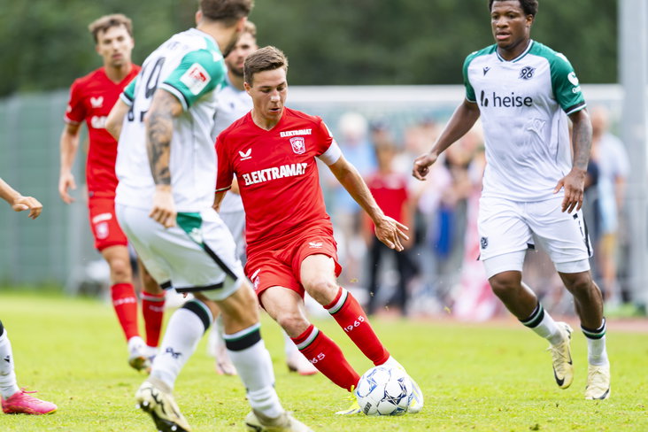 Carel Eiting in het duel tegen Hannover 96
