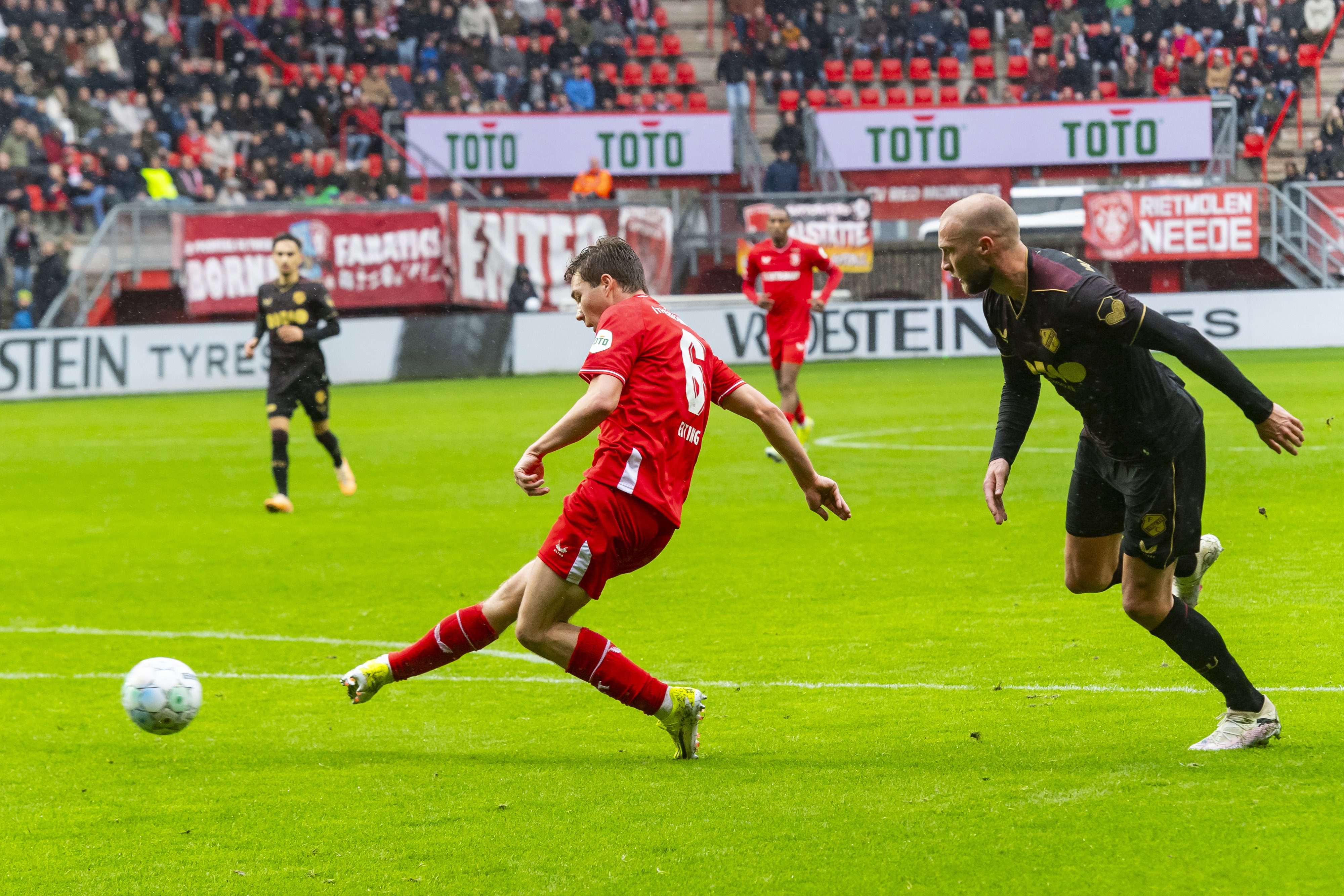 Carel Eiting schiet op doel
