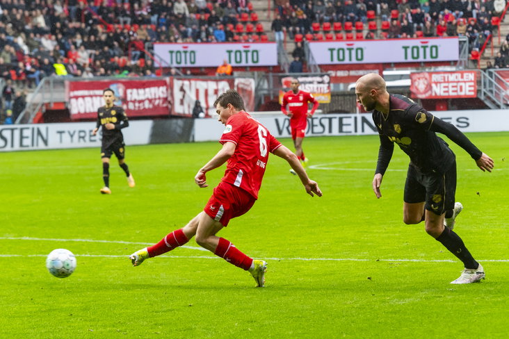 Carel Eiting schiet op doel