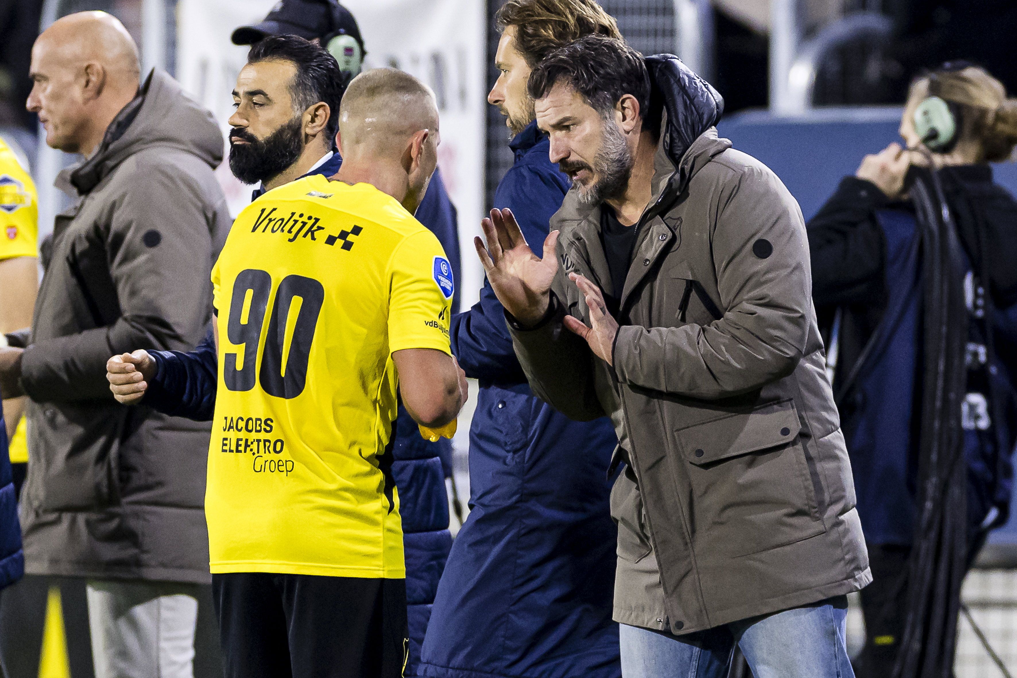 Carl Hoefkens praat met Lewis Holtby