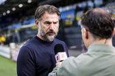 Carl Hoefkens staat de pers te woord