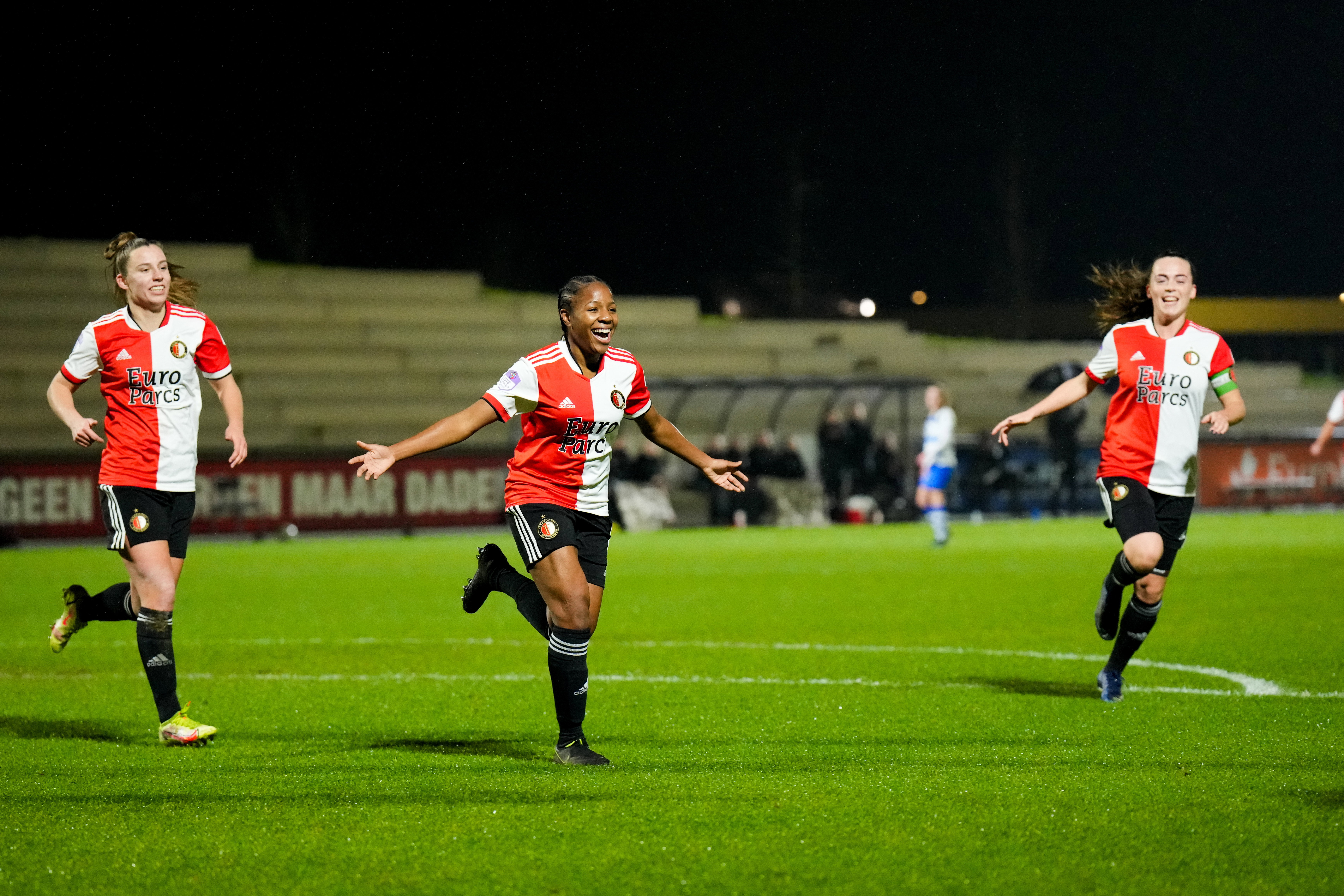 Celainy Obispo juicht na haar goal voor Feyenoord