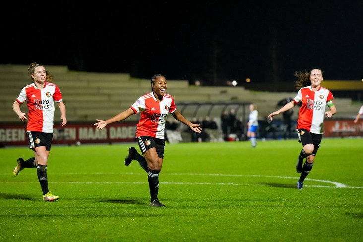 Celainy Obispo juicht na haar goal voor Feyenoord