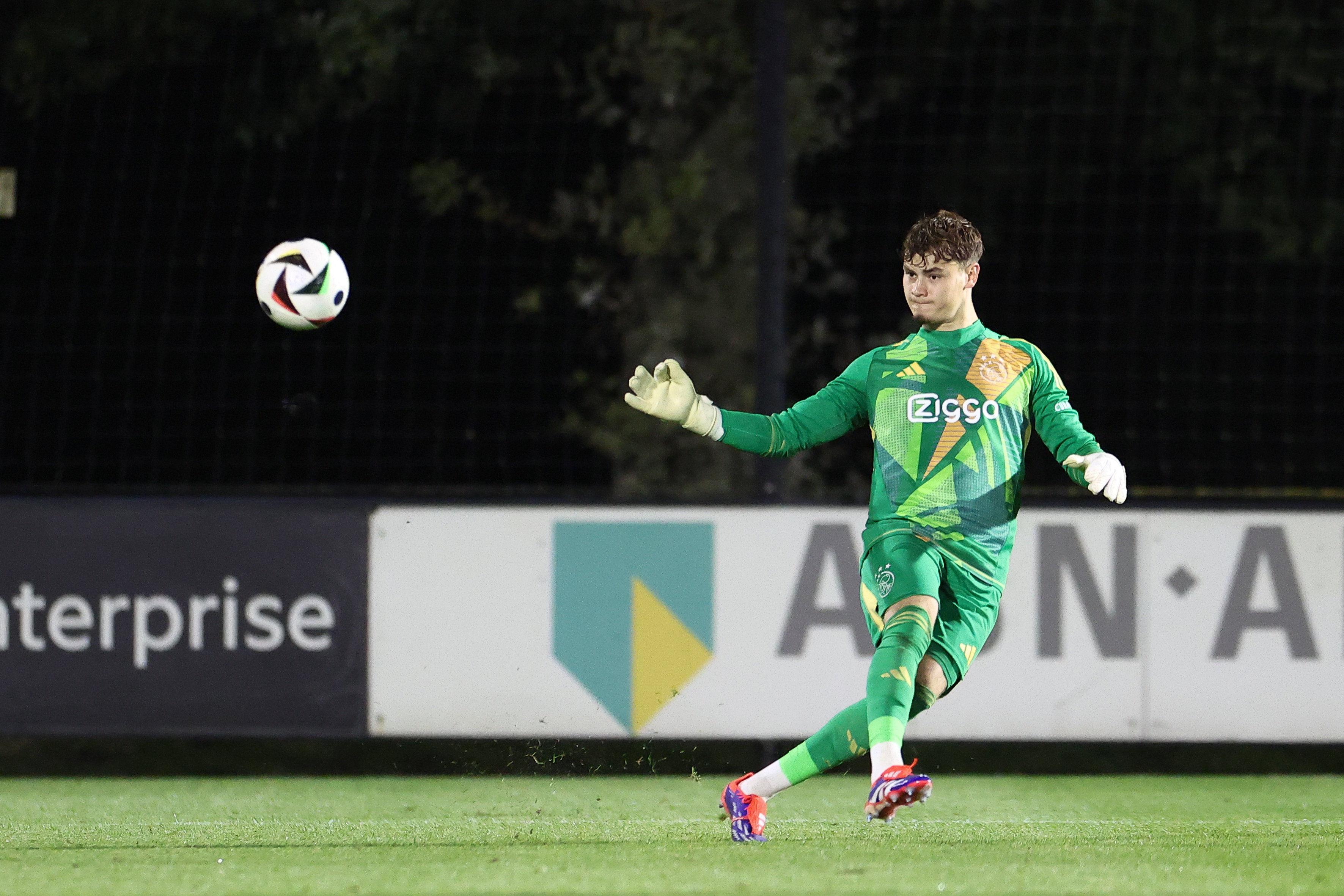 Charlie Setford tegen Jong AZ